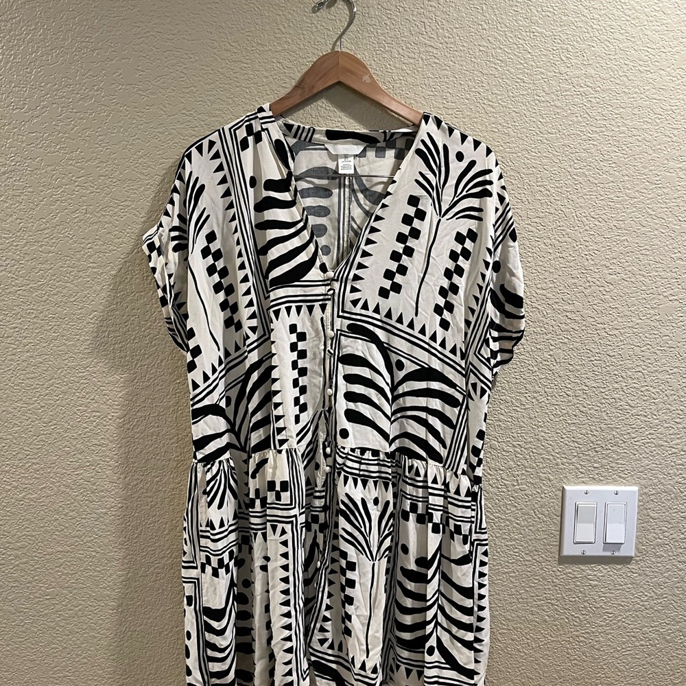 H&M Black and White Printed V-Neck Tiered Dress
